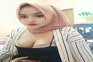 Tanteku Berjilbab yang Putih dan Montok